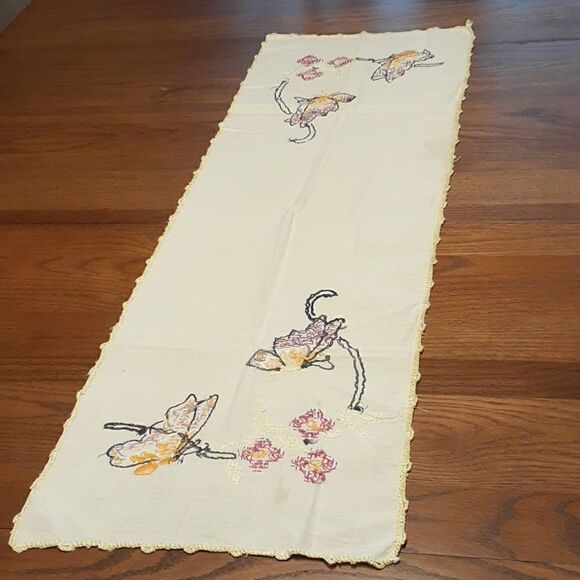 Vintage cross stitched embroidery butterflies flowers table runner w/tatted edge - Picture 5 of 8